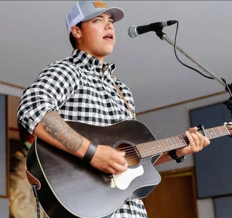 October 8, 2022 - Cruz Vallis Performing Live!