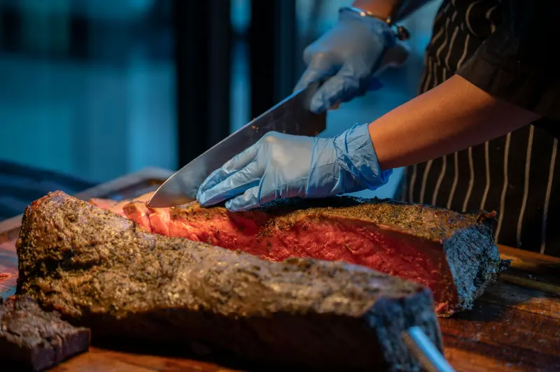 chef-slicing-roast-beef-2025-02-09-21-00-48-utc